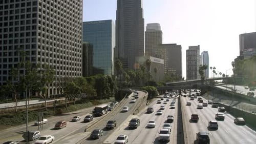Vista em movimento de alta velocidade do tráfego na rodovia a partir de uma ponte em Los Angeles