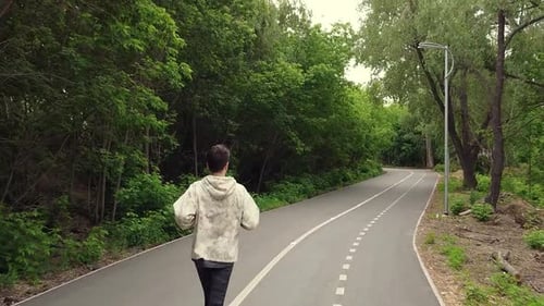 Estilo de vida saudável de homem bonito correndo