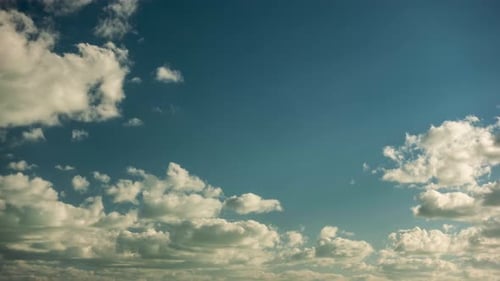 Weiße, rollende weiße Wolken in einem blauen Himmel im Zeitraffer.