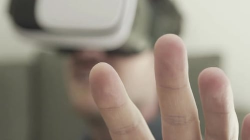 Mittlerer erwachsener Mann mit Virtual-Reality-Headset