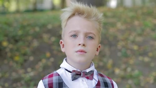 Gros plan d'un adolescent d'apparence européenne. Un garçon aux cheveux blonds