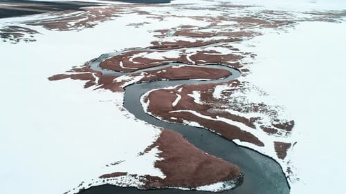 Fluss auf schneebedecktem Boden