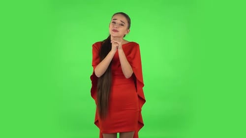 Hübsche junge Frau hält Palm zusammen und bittet um etwas. Greenscreen