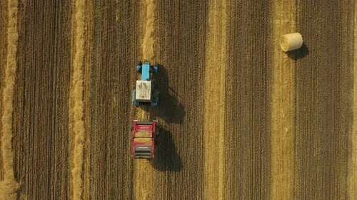 Traktor zur Herstellung eines zylindrischen Heubündels Landmaschine zur Herstellung von Heuballen