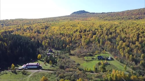 Chalet Tourist Resort Middle Forest, Mountain, rivière, vue aérienne