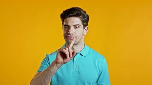 Mann in Blau, der ohne Finger missbilligt, macht Negationsgeste. Verleugnen, ablehnen, nicht zustimmen