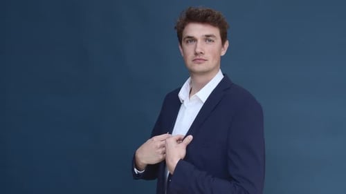 Attraktives männliches Model in einer blauen Blazer-Geschäftskleidung