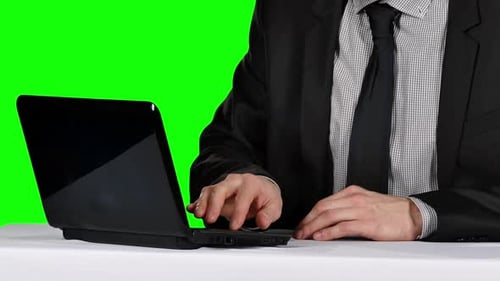 Büroangestellter mit Laptop-Computer. Greenscreen