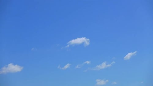 Time-lapse d'un nuage blanc se déplaçant autour du fond du ciel
