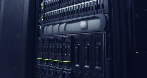 Gran sala de servidores de computadoras en un centro de datos