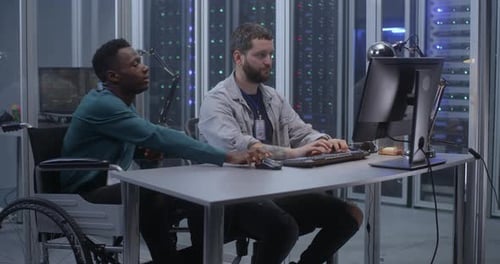 Jeunes programmeurs travaillant dans un centre de données