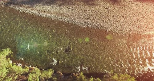 Flug in der Luft über den frischen und sauberen Mountain River an einem sonnigen Sommermorgen. Vertikale Bewegung