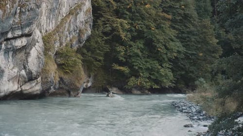 La rivière coule le long des falaises