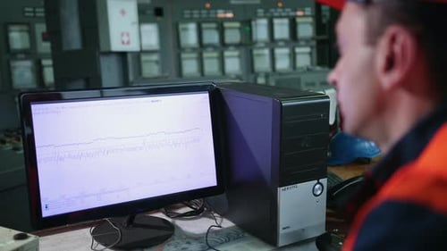 Trabajador en la sala de control