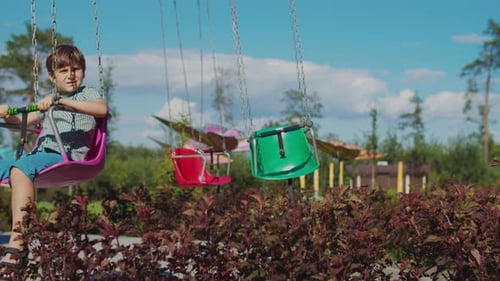 Carrousel d'avion-chaise pour enfants dans une fête foraine.