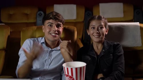 Gente y público viendo películas en el cine