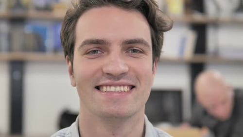 Nahaufnahme eines lächelnden kreativen Mannes Gesicht glücklich