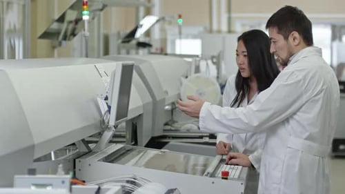 Junge Ingenieure bei der Arbeit