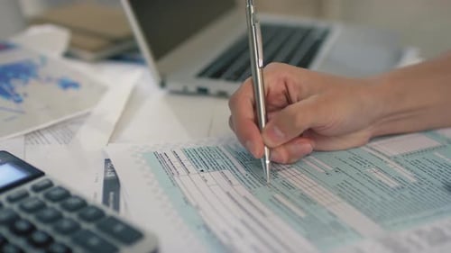 Fazendo declaração de imposto em ambientes fechados