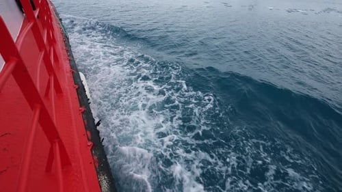 Disparo desde barco de hielo y mar cerca de la costa de Groenlandia