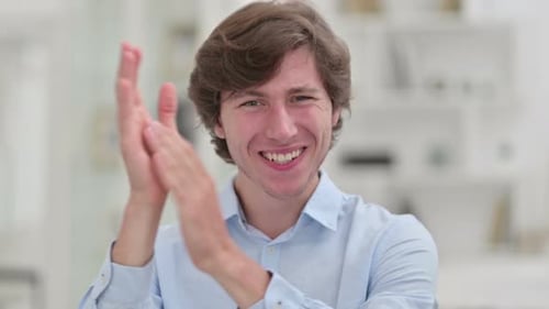 Lässiger junger Mann klatscht