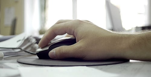 Travailleur de bureau utilisant la souris d'ordinateur 3.