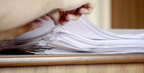 Pesquisando documentos papéis na mesa do Office