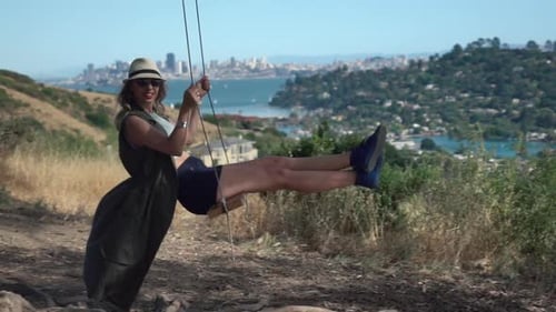 Fille sur une balançoire