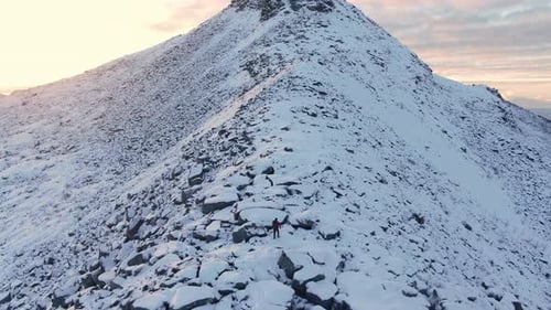 Drohne des Wanderers zu Fuß zum Berggipfel
