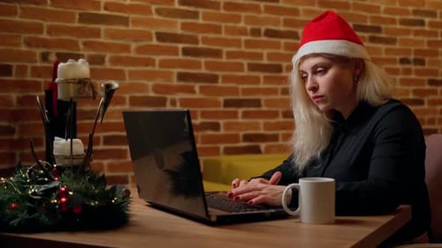 Geschäftsfrau arbeitet an Weihnachtsfeiertagen am Laptop