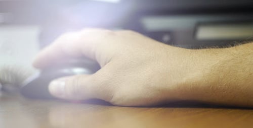 Travailleur de bureau utilisant la souris d'ordinateur 4