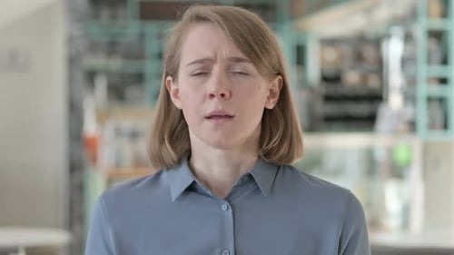 Portrait d'une jeune femme éternuant se sentant mal