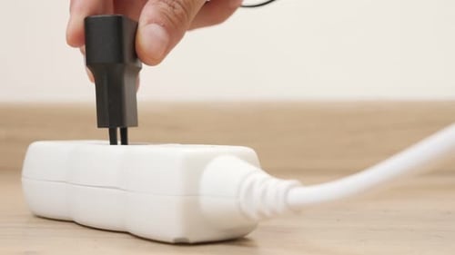 Dispositivo de carregamento USB para smartphone conectado à fonte de alimentação close-up 4K 2160p 30fps Imagens UHD - Bla