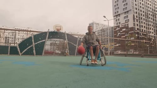 Homme au dribble en fauteuil roulant