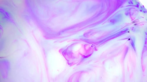 De l'encre dans de l'eau Encre violette réagissant dans l'eau créant un arrière-plan abstrait