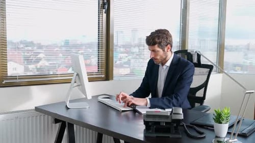 Jeune homme d'affaires travaillant devant un ordinateur assis au bureau Bourreau de travail au travail Le directeur écrit le