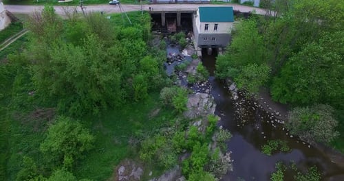 Rivière avec champs verts