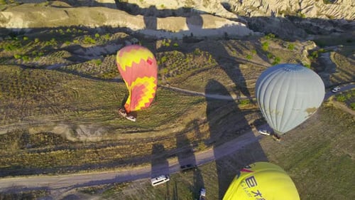 Bunte Heißluftballons fliegen über die Täler