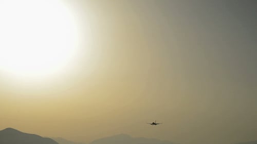 Flugzeug fährt bei Sonnenuntergang vorbei