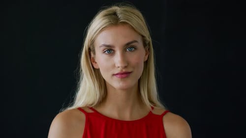 Jeune fille vêtue de rouge