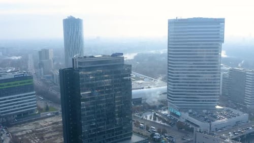 Edificios de oficinas modernos. Vista aérea frente al edificio de oficinas con ventanas reflectantes.