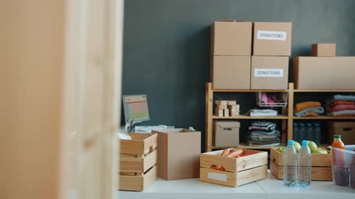 Conteneurs contenant de la nourriture et des boissons sur le bureau d'une organisation caritative sans personne à l'intérieur