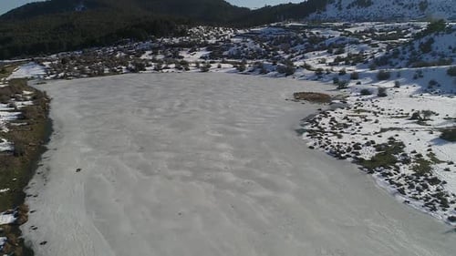 Gefrorener See und Schnee.