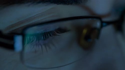 Gros plan, de, femme, dans, lunettes, regarder, écran