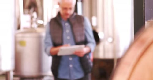 Brauereiarbeiter mit Tablet-Computer