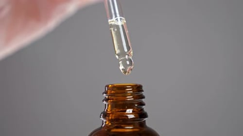Especialista abre frasco com dispensador de extrato de aloe