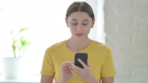 Porträt einer Frau beim Surfen im Internet auf dem Smartphone