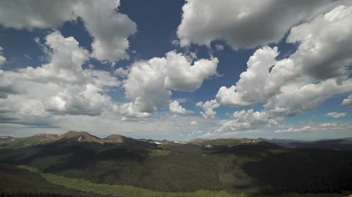 Zeitraffer von geschwollenen Wolken über der Bergkette und dem Tal darunter