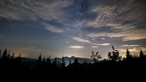 Schönheit des Nachthimmels mit Milchstraße, Galaxie, Sternen und Wolken in Berglandschaft