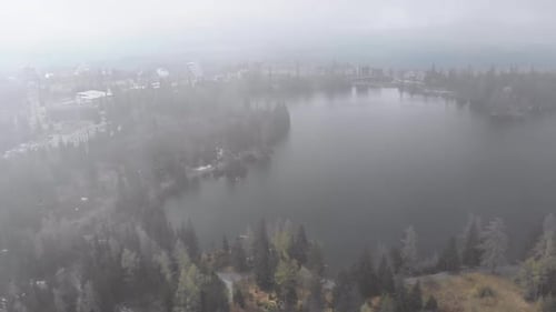 Vue aérienne de Strbske Pleso, Slovaquie. Lac de montagne dans les nuages et les montagnes enneigées des Tatras
